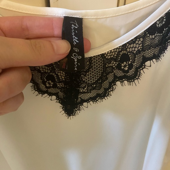 Thistle and Spire off the shoulder lace top. Small - Picture 3 of 4